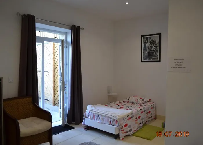 Les De Carreau לינה וארוחת בוקר *